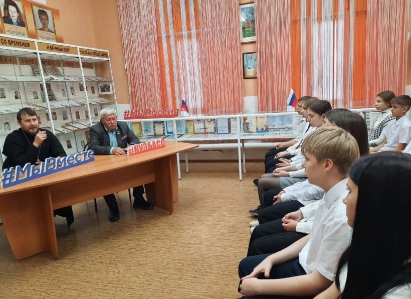 р
