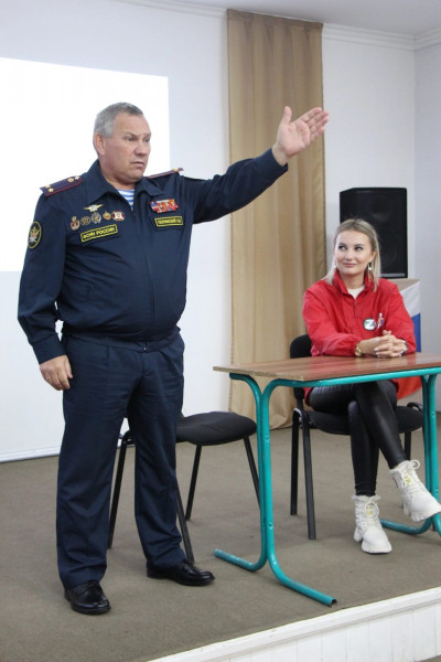 р