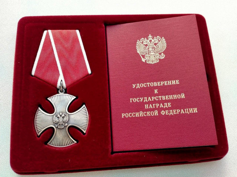 р