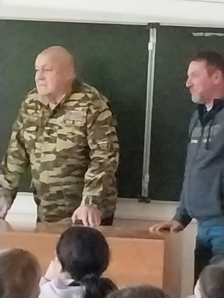 р