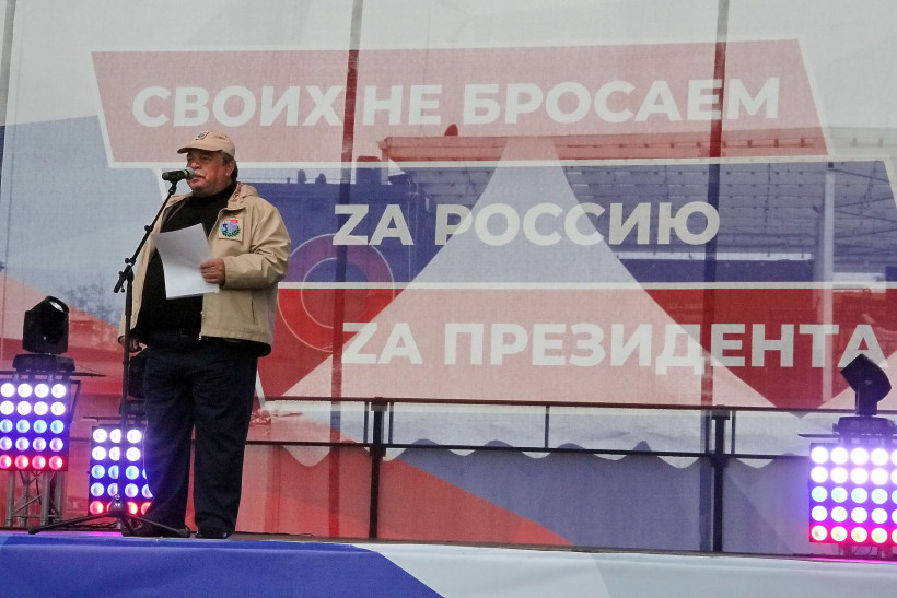 р