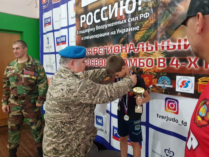 р