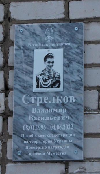 р