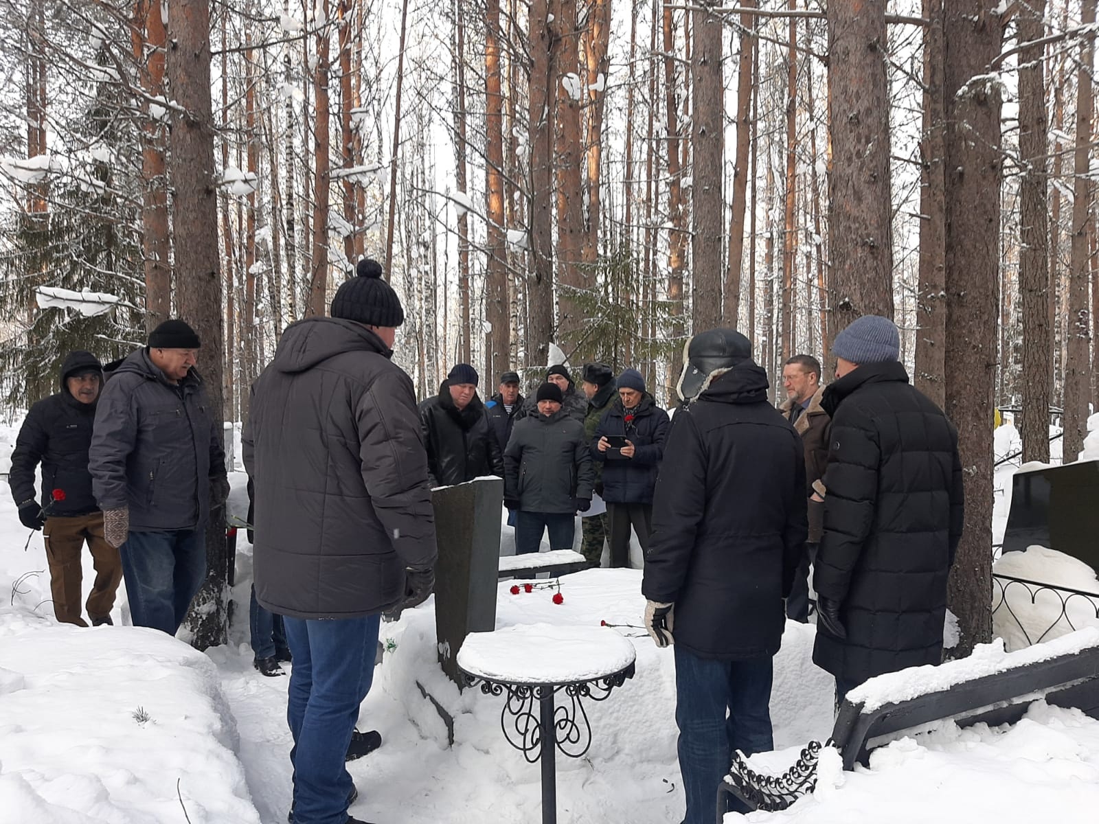 Посетили могилы павших товарищей